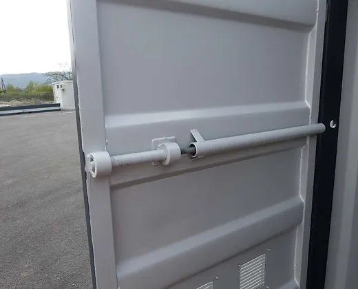 Contenedor de 15 pies con instalación eléctrica, rejillas de ventilación y cerradura con llave. - Imagen 8