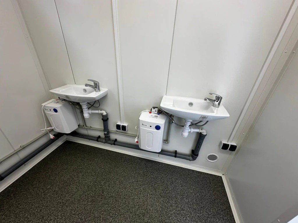 Contenedor Sanitario con Múltiples Unidades: Funcionalidad y Espacio - Imagen 17